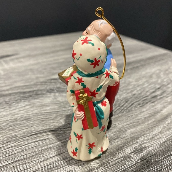 Hallmark | Mr. and Mrs. Claus: Gift Exchange (1992) - Vintage Keepsake Ornament - Picture 13 of 16